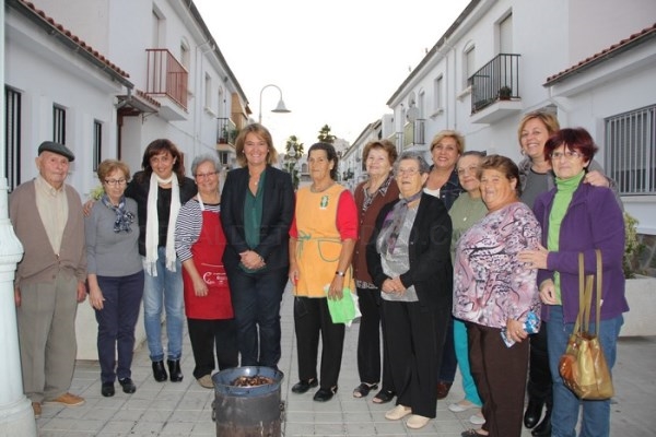 El PP visita a los mayores de Santa Adela y se interesa por las mejoras prometidas por el PSOE que “nunca llegaron”