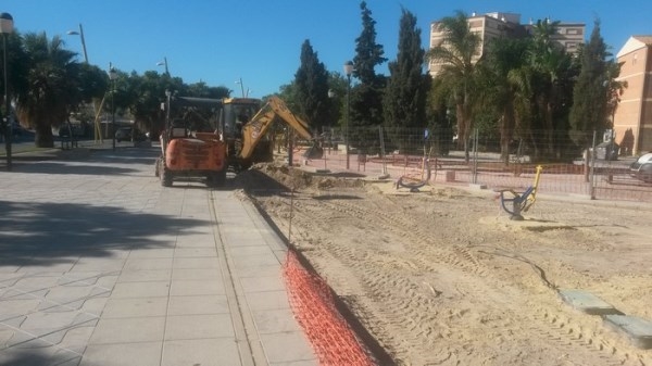 El Ayuntamiento mejora el pavimento y la red de pluviales de la plaza de la Paz, en la Rambla de los Álamos