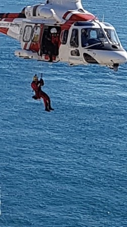 Un helicóptero de Salvamento Marítimo recupera a un hombre en el acantilado de la Punta de la Mona.