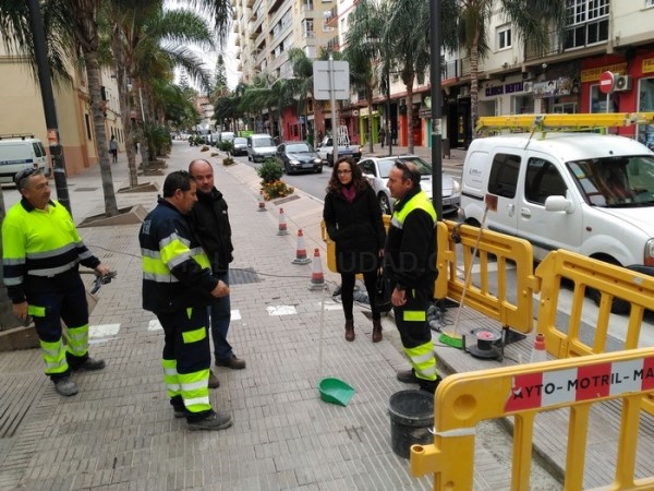 El Ayuntamiento realiza obras en la avenida de Salobreña para acabar con las barreras arquitectónicas existentes en los pasos de peatones