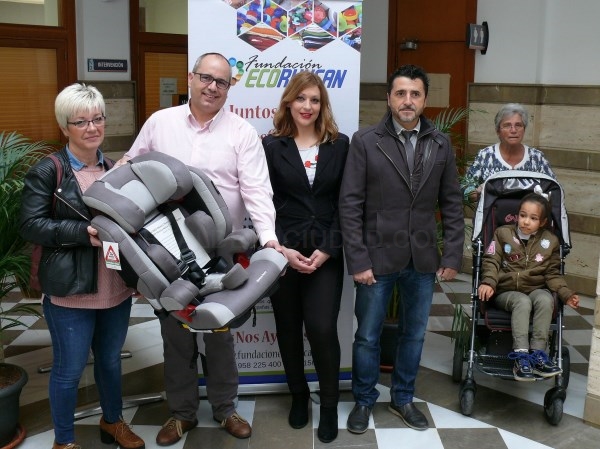 La niña motrileña Ingrid Lorenzo recibe su silla adaptada para el coche gracias a las toneladas de solidaridad de la sociedad motrileña