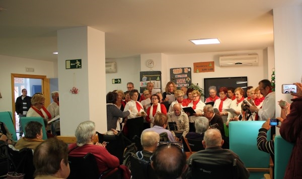 El Coro de los Talleres Municipales anima la Navidad de los mayores de las residencias Costa Nevada, Nueva Vida y San Luis
