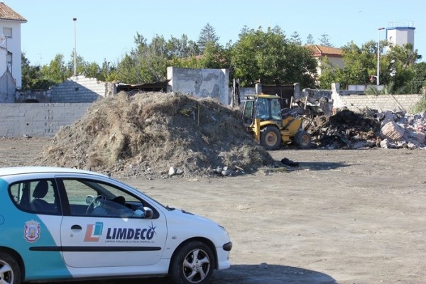 LIMDECO limpia, con cargo a los propietarios, el solar abandonado en la calle Remo