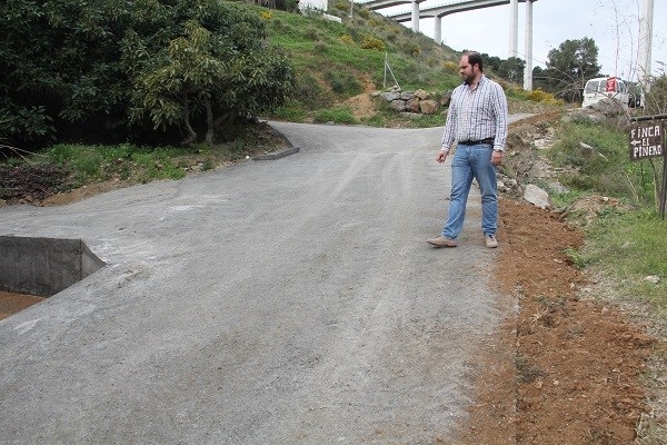 Almuñécar mejora y hormigona el carril junto al Barranco Los Cursos