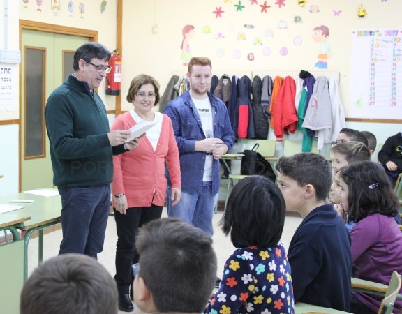 Casi un centenar de estudiantes del CEIP Garvayo Dinelli reciben el diploma de mediadores  para la Convivencia
