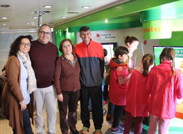 El ‘Frutibus’ enseña a niños y niñas del CEIP San Antonio la importancia de los hábitos de vida saludables y el consumo de frutas y verduras