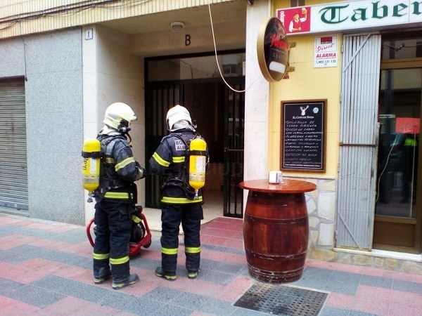 Bomberos de Almuñécar sofocan incendio en cuadro contadores en un edificio Urbanización La Najarra