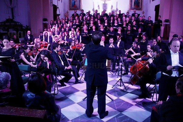 La Orquesta Sinfónica Ciudad de Atarfe ofreció un extraordinario concierto en Almuñécar interpretando la Misa de la Coronación de Mozart.