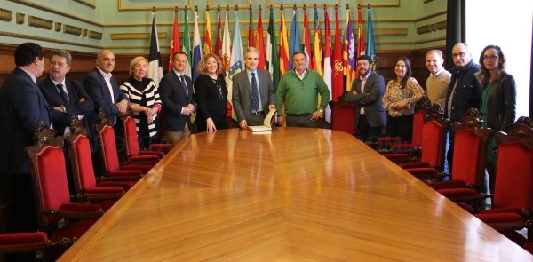El consejero de Salud visita el Ayuntamiento y se compromete a seguir mejorando la asistencia sanitaria en Motril