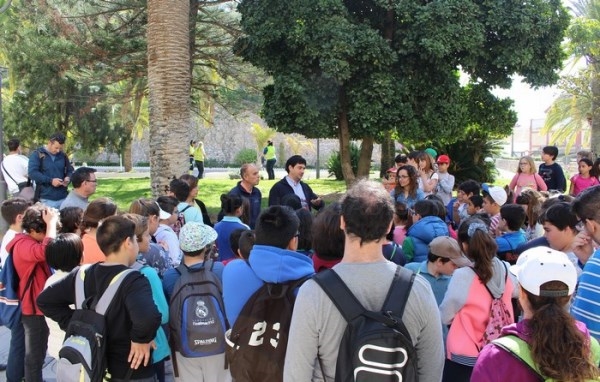 Niños y niñas de los colegios Garvayo Dinelli y Luis Pastor realizan una plantación en el Paseo de las Explanadas dentro del programa