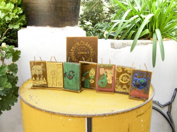 El alumnado del CEIP Lucena Rivas de Lanjarón realiza un taller de velas lorquianas con motivo del Centenario de Lorca en La Alpujarra