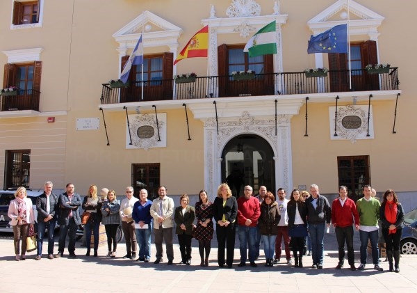 Motril muestra su solidaridad con las víctimas del atentado de Londres con una concentración a las puertas del Ayuntamiento