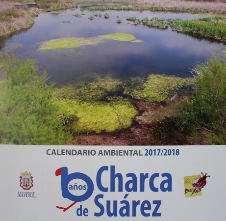 Un calendario con fotos de la avifauna que habita en la Charca de Suárez conmemora el 10 aniversario de la Reserva Concertada