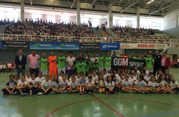 Más de 900 escolares de Motril disfrutan del mejor fútbol sala nacional gracias a la ‘Gira Megacracks’