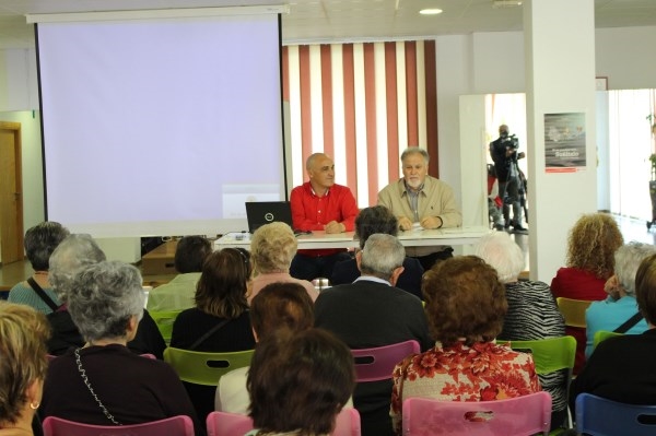 Personas mayores pertenecientes a los Centros de Participación Activa asisten a una charla-taller de Musicoterapia para prevenir la depresión