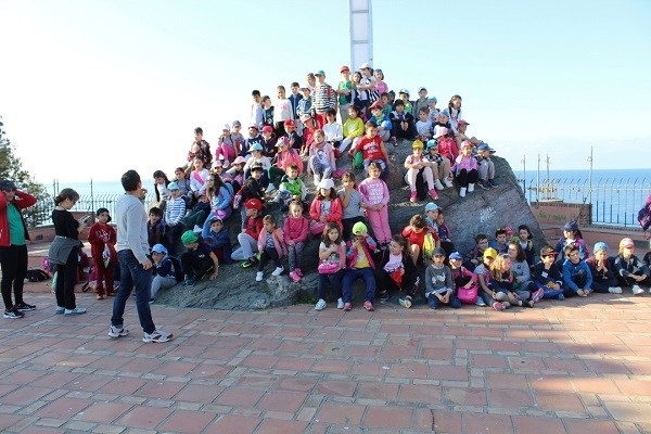 Alumnos del CEIP Río Verde conocen y disfrutan del Peñón del Santo y el Parque Ornitológico Loro sexi.