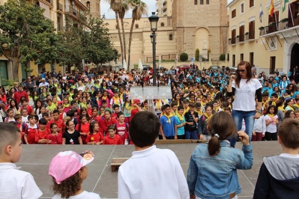 Un millar de alumnos y alumnas de Motril toman la calle para celebrar el Día del Libro