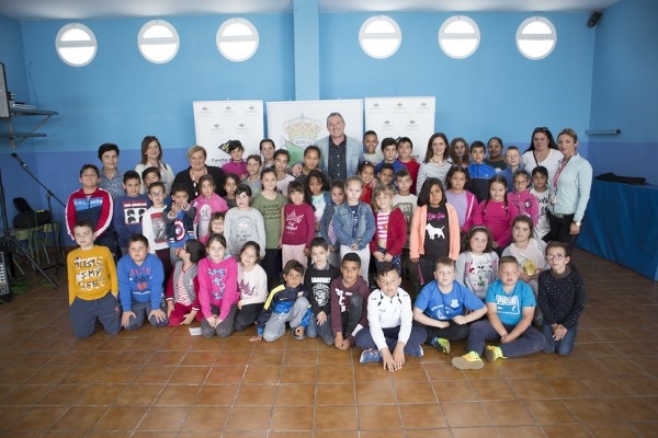 Alumnos de los barrios portuarios de Motril se suman a la feria del libro con una lectura en el Club Náutico