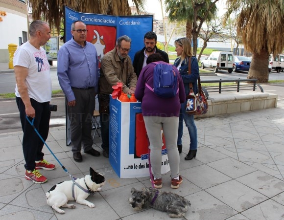 Motril pone en marcha una campaña de concienciación para recoger excrementos de mascotas con el fin de mantener limpia la ciudad