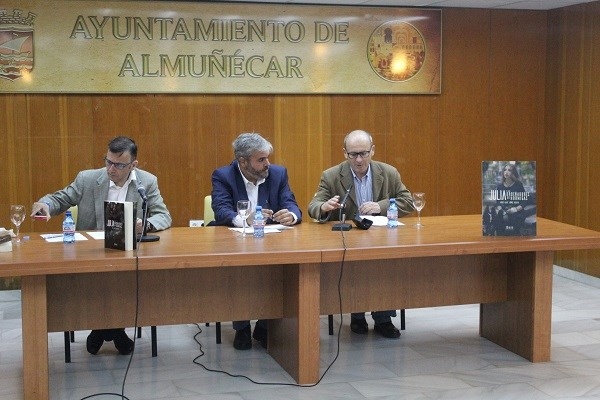 José Luis López Recio presentó en Almuñécar su primera novela "Julia y los ordeñadores de hormigas".