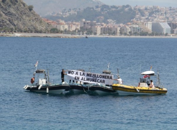 La Plataforma contra la Mejillonera en Almuñécar lleva a cabo una protesta en aguas frente a Punta de la Mona.