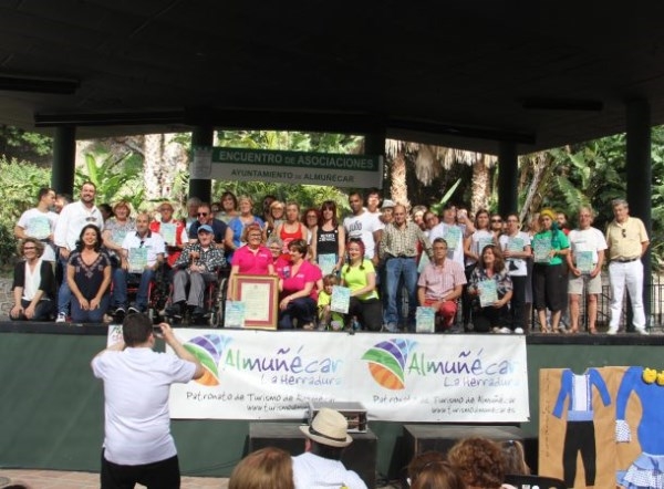 Almuñécar rinde homenaje póstumo a Asunción Corral Motos y a Afavida en la Feria de Asociación locales