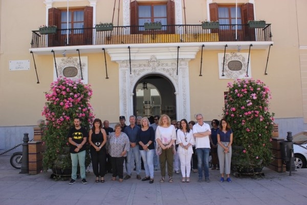Motril muestra su solidaridad con las víctimas del atentado de Londres con un minuto de silencio a las puertas del Ayuntamiento