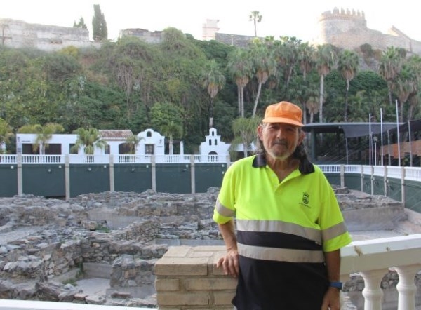 Un empleado municipal de Almuñécar encuentra una cartera con casi 1.000 euros en el parque El Majuelo.