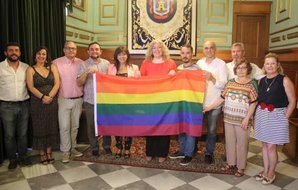 Motril muestra su apoyo al colectivo de Lesbianas, Gays, Transexuales, Bisexuales e Intersexuales (LGTBI) con la lectura de un manifiesto