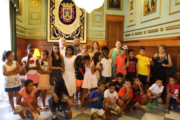 Una veintena de niños y niñas saharauis visitan el Ayuntamiento de Motril dentro del programa ‘Vacaciones en Paz’