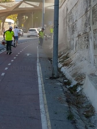 El Ayuntamiento lleva a cabo una campaña para la limpieza y control de las malas hierbas en Motril y los anejos