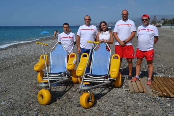 Unas 200 personas utilizan este verano el servicio de baño adaptado de Motril
