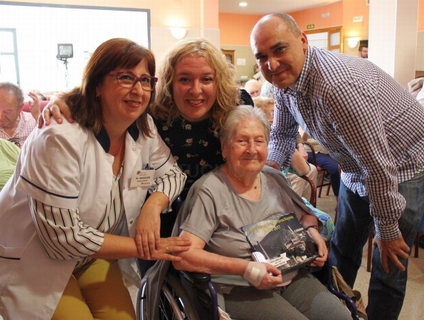 Las residencias Costa Nevada, Nueva Vida y San Luis celebran el Día del Mayor con la actuación del Coro de los Talleres Municipales