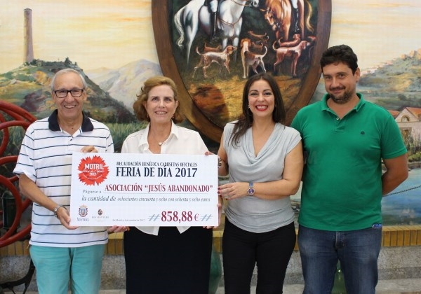 El Ayuntamiento de Motril y Bodegas Ron Montero hacen entrega de la recaudación solidaria de las camisetas de la Feria de Día a Jesús Abandonado