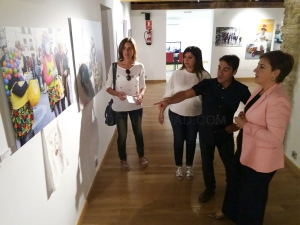 La delegada del Gobierno, Sandra García, visita la exposición “Trilogía expositiva” 1995-2017 del periodista freelance, Miguel Ángel Molina