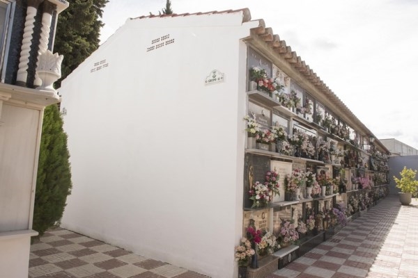El Ayuntamiento de Armilla pone a punto del cementerio de cara al Día de todos los Santos