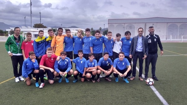 EL EQUIPO CADETE DEL CD ATLÉTICO SALOBREÑA RECIBE EL BRAZALETE VERDE AL COMPORTAMIENTO DEPORTIVO