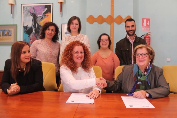Un convenio de colaboración permitirá a una persona con síndrome de Down realizar prácticas en el Ayuntamiento.