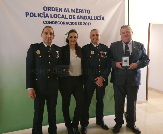 María Ángeles Escámez felicita a los agentes de la Policía Local de Motril reconocidos con la Orden al Mérito de la Policía Local de Andalucía