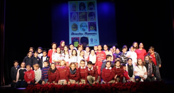 Niños y niñas de Primaria celebran el Día de los Derechos Humanos con la lectura de los artículos de la Declaración Universal en el Teatro Calderón