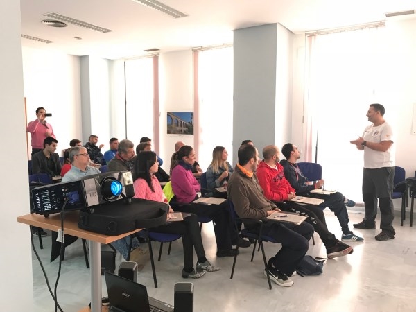EL PERSONAL DE DEPORTES RECIBE FORMACIÓN EN PRIMEROS AUXILIOS Y EN EL USO DEL DESFIBRILADOR