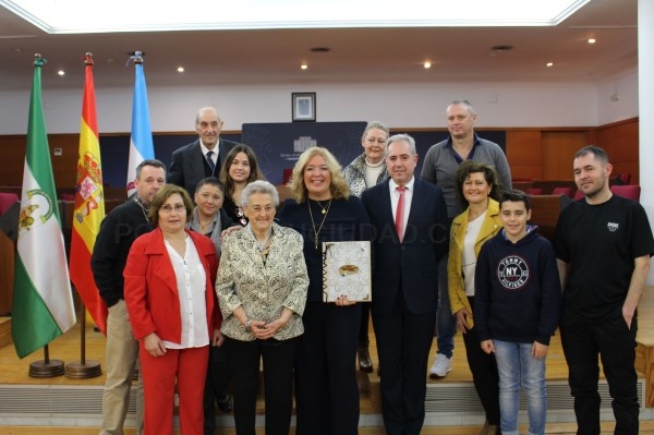 Motril reconoce la labor docente de María Hens Lorente con la concesión de la Medalla de Oro de la Ciudad
