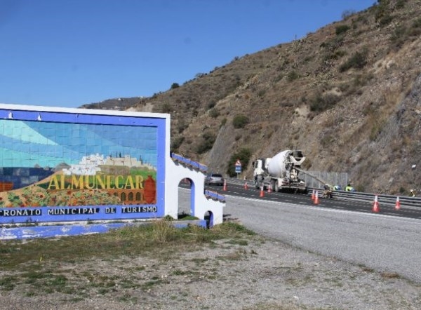 Fomento mejora las cunetas y arcenes de la CN 340 a su paso por Almuñécar