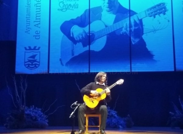 El guitarrista argentino Emilio Pérez abrió ayer tarde el 33 Certamen Internacional de Guitarra Clásica Andrés Segovia de La Herradura
