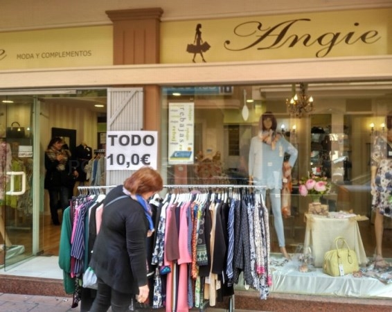 Unos 20 comercios de Motril sacan su género a las puertas de sus locales para incentivar las ventas en la tercera Feria del Stock
