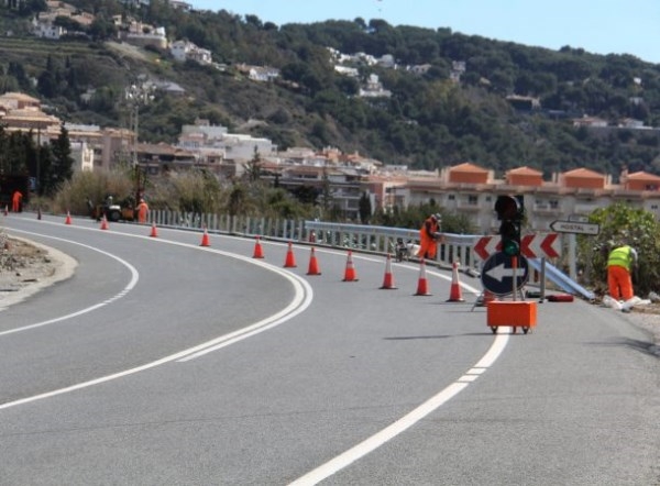 El Ministerio de Fomento trabaja en la sustitución guardarrailes en la CN 340 en Almuñécar y La Herradura