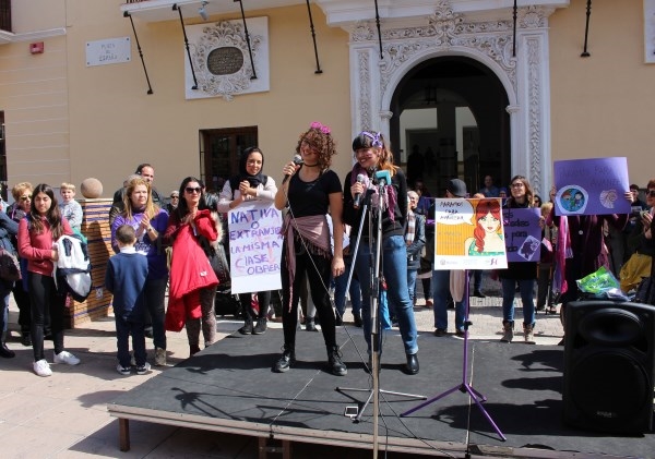Motril reivindica la verdadera igualdad entre hombres y mujeres con una masiva concentración frente al Ayuntamiento