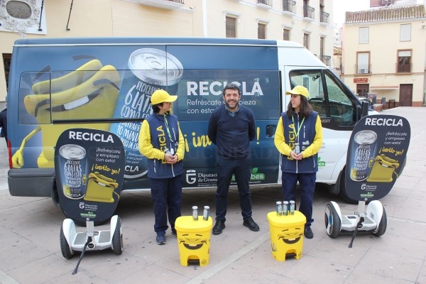 La campaña ‘Recicla y Respira’ sensibiliza en Motril acerca del reciclaje de envases ligeros en el contenedor amarillo (plásticos, briks y latas)