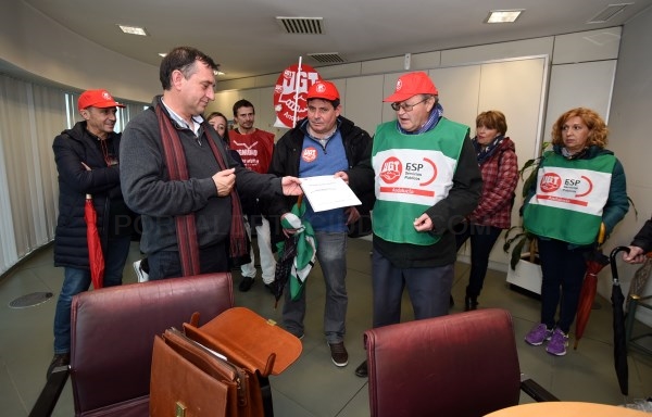 Reunión para abordar la situación de la plantilla de los centros sociales