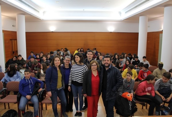 Niños y niñas procedentes de la ciudad francesa de Concarneau visitan el Ayuntamiento de Motril